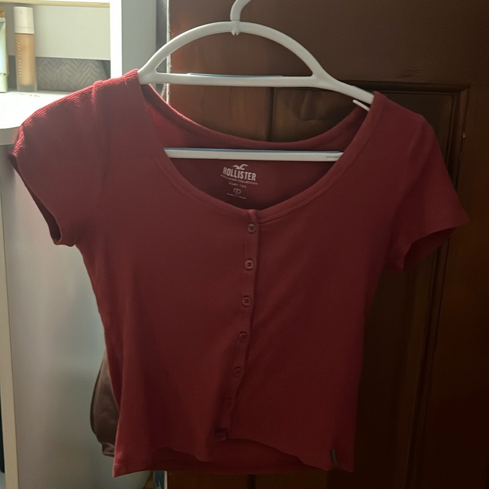 red Hollister top